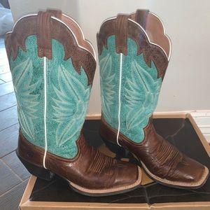 Women’s Ariats size 7